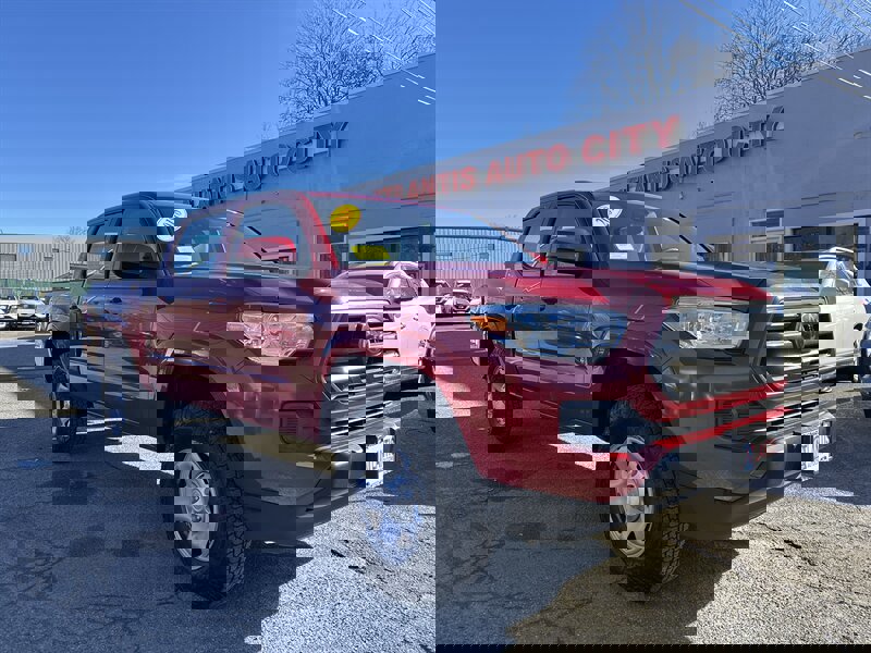 Used 2018 Toyota Tacoma SR image 3