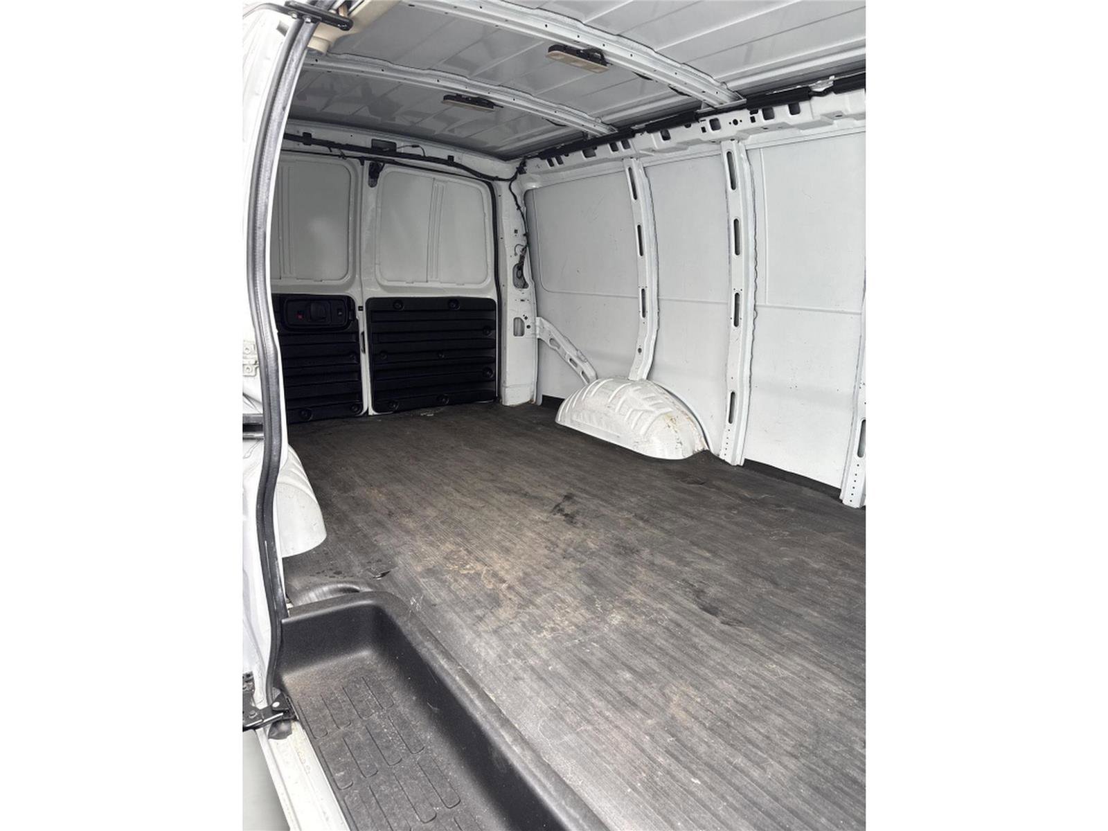 Used 2018 Chevrolet Express 2500 image 9