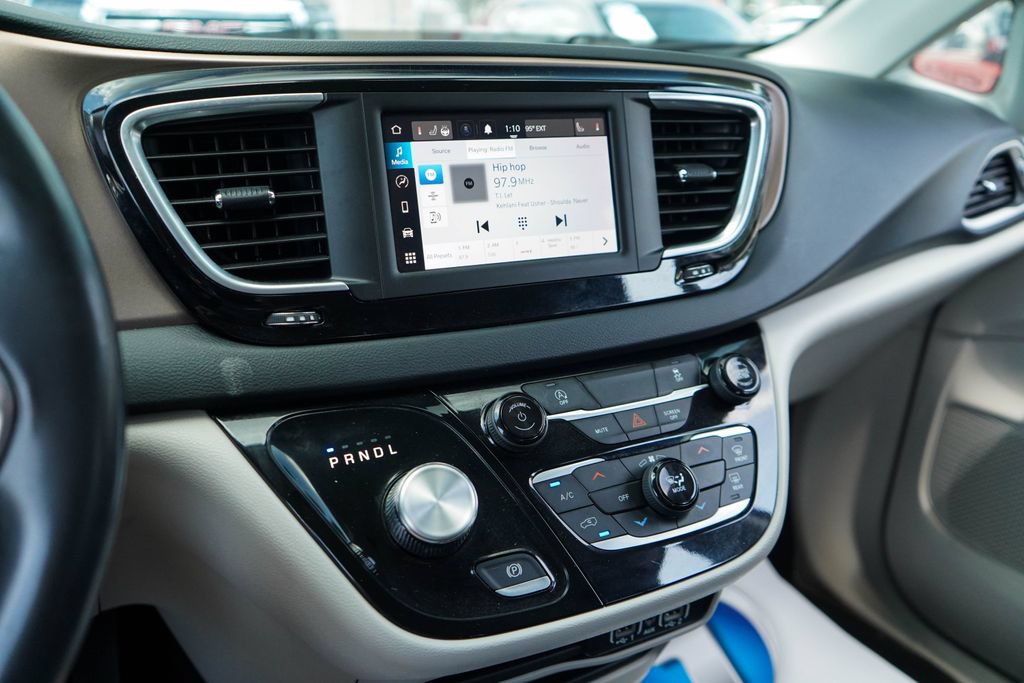 Used 2023 Chrysler Voyager LX FWD image 7