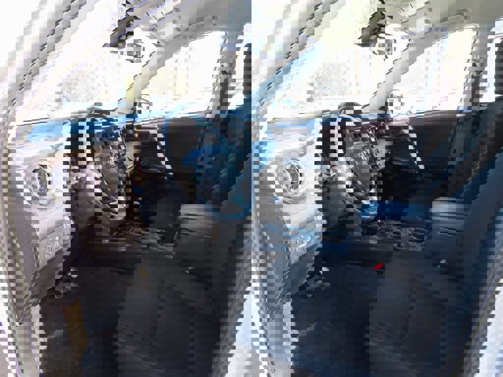 Used 2018 Toyota RAV4 LE image 2