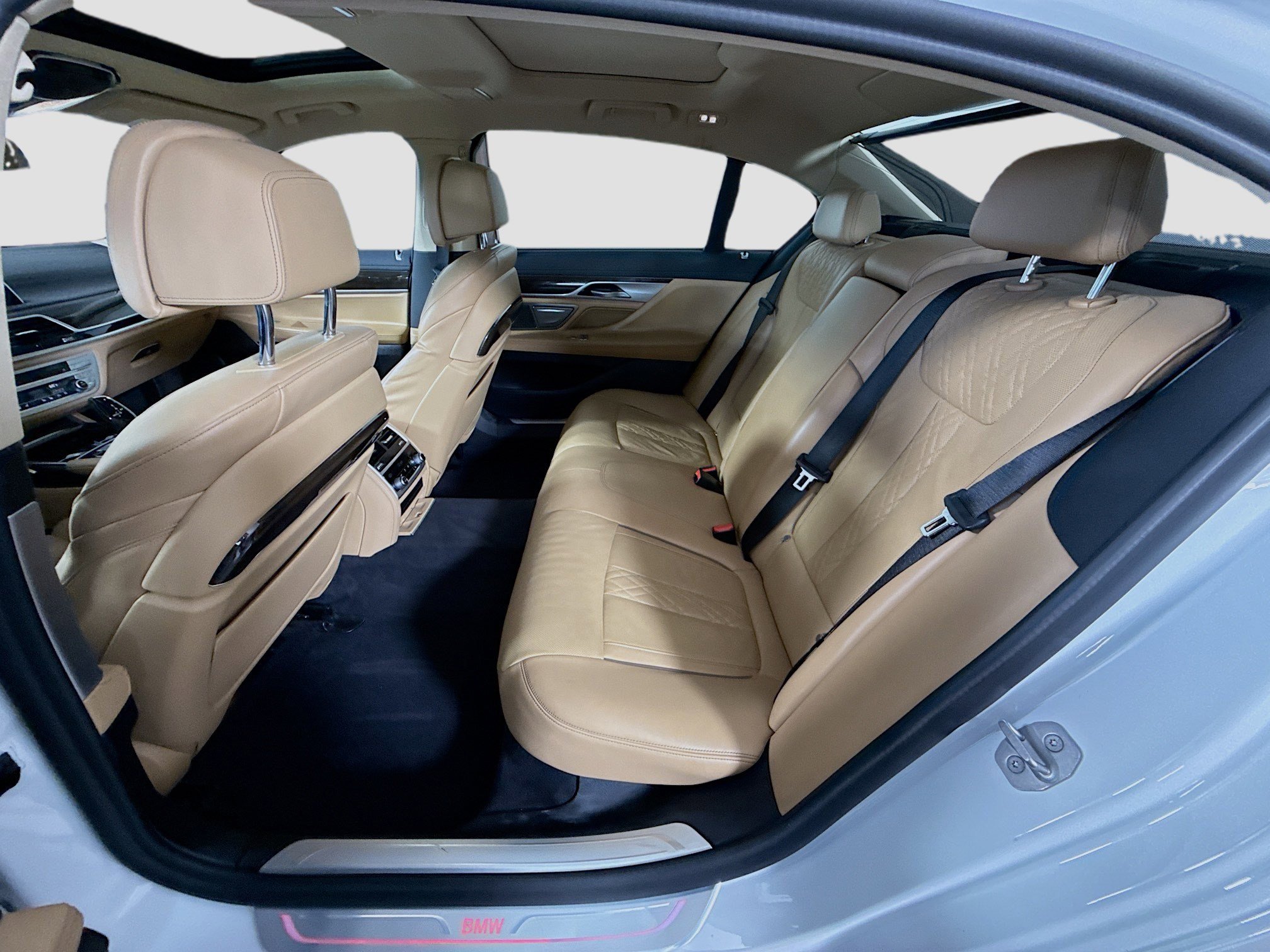 Used 2022 BMW 740i image 25