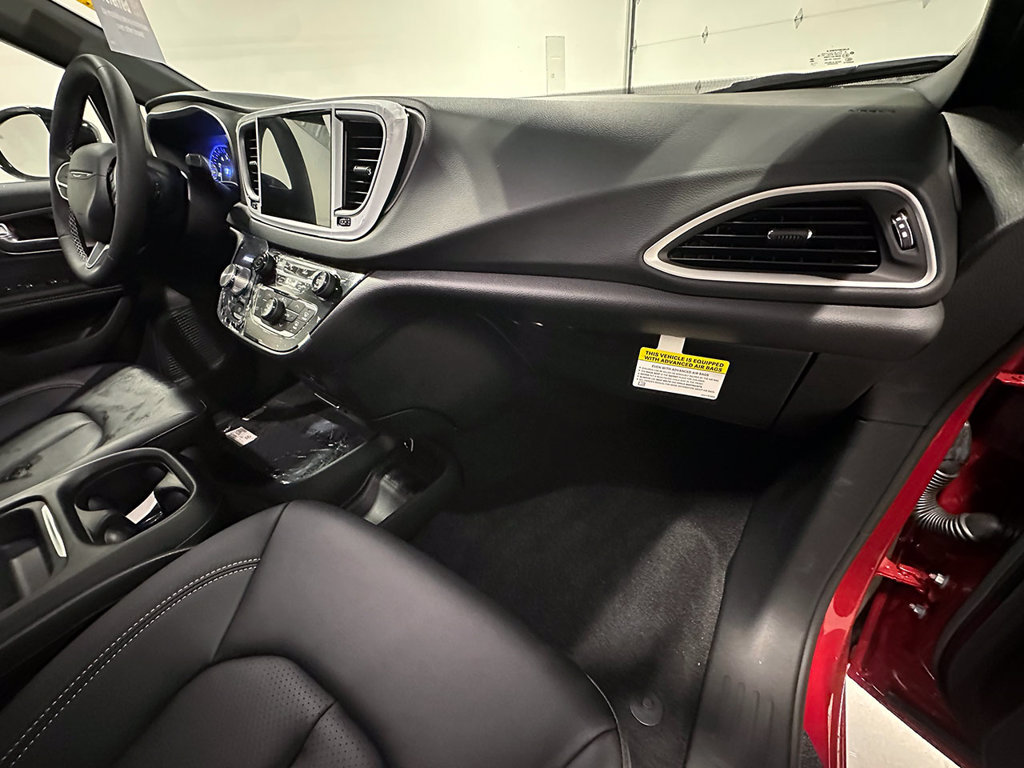 Used 2027 Chrysler Pacifica LX FWD image 31