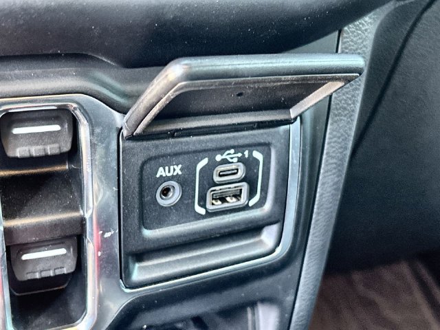 Used 2023 Jeep Wrangler Unlimited Sahara AWD/4WD image 29