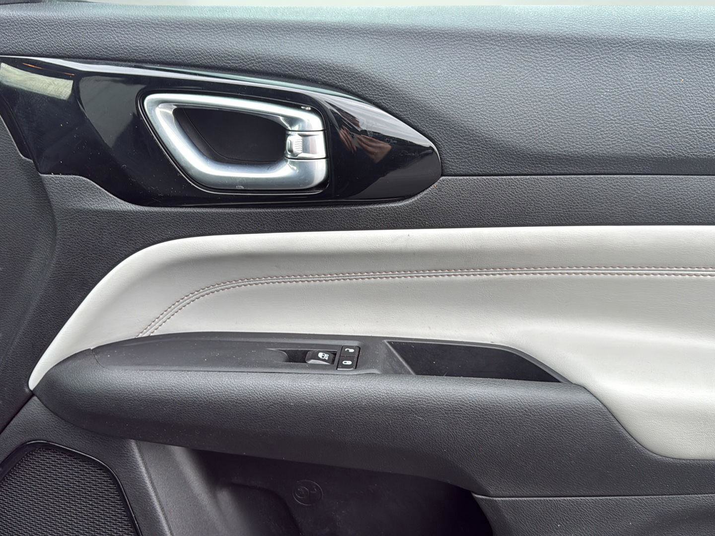 Used 2025 Jeep Compass Limited image 25