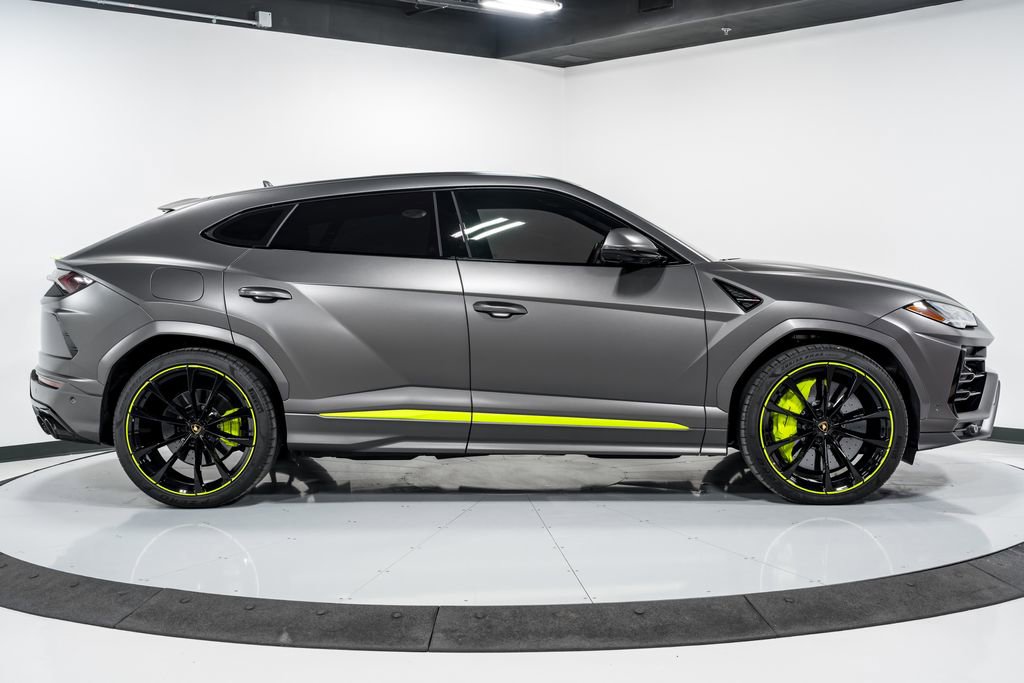 Used 2022 Lamborghini Urus AWD/4WD image 2