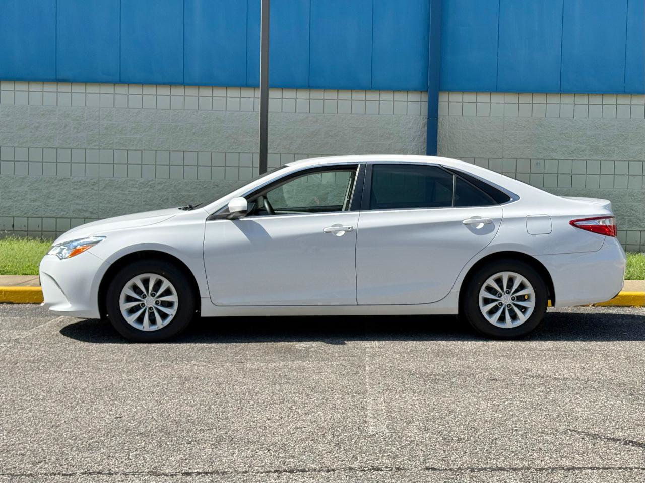 Used 2017 Toyota Camry LE FWD image 8