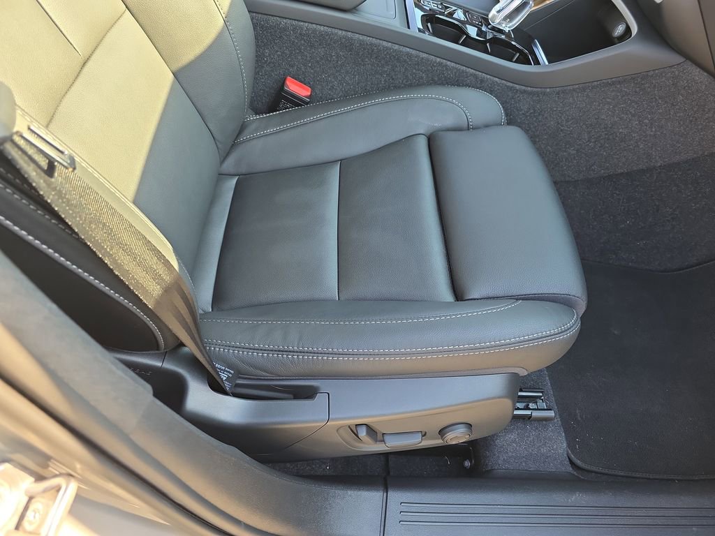 Certified 2025 Volvo XC40 B5 Plus w/ Protection Package Premier image 12