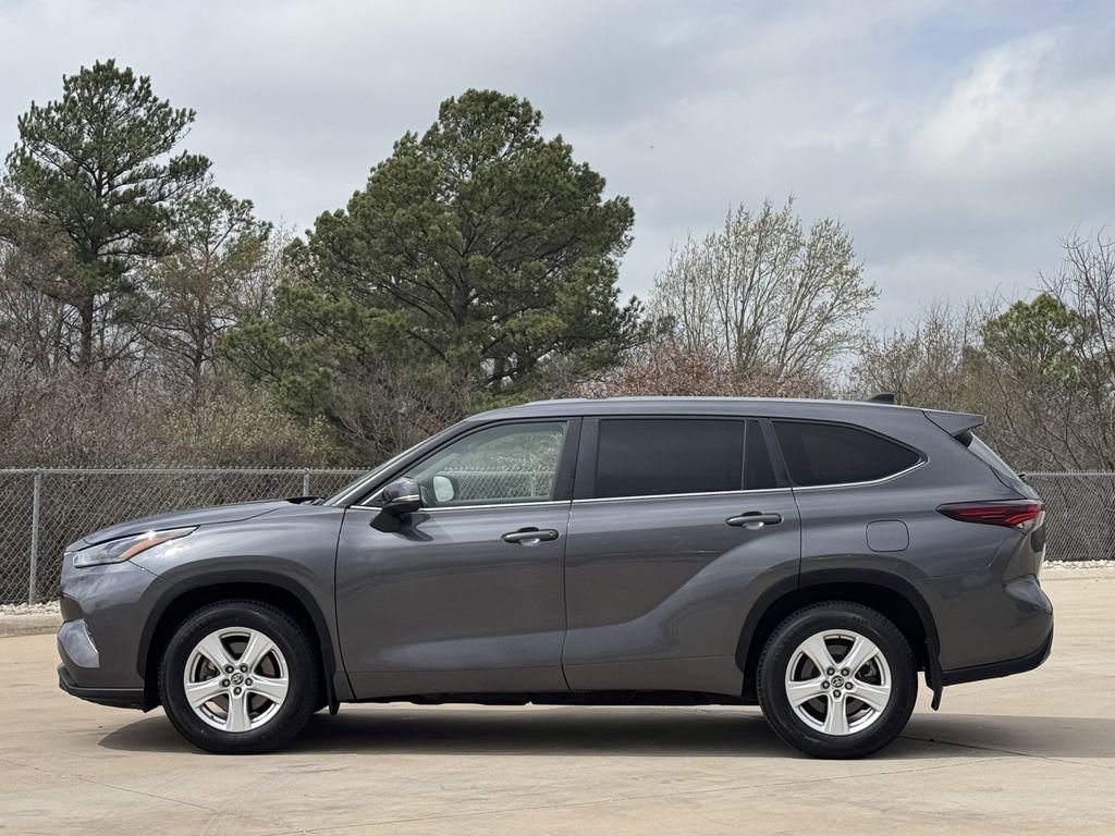 Used 2024 Toyota Highlander LE AWD/4WD image 3