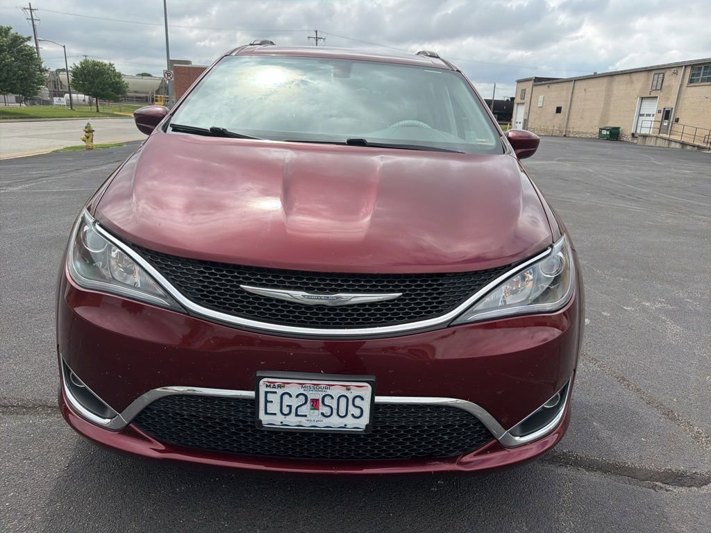 Used 2017 Chrysler Pacifica Touring-L FWD image 2