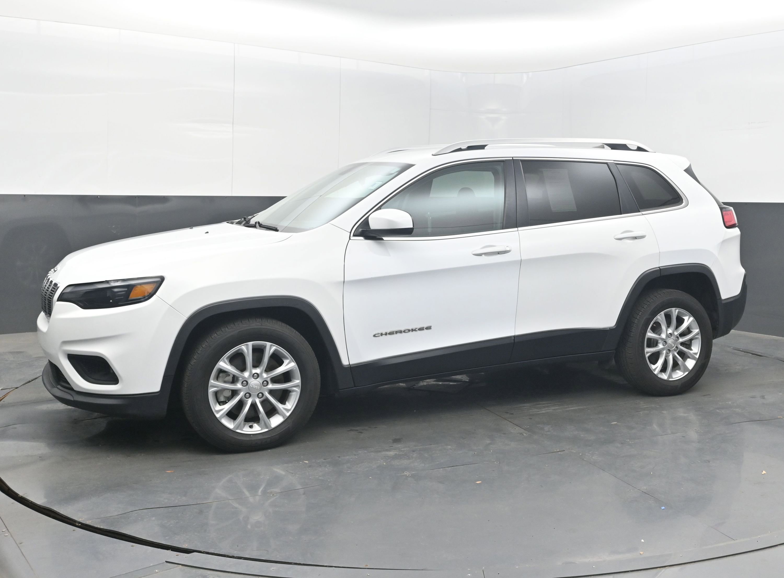 Used 2019 Jeep Cherokee Latitude w/ Popular Appearance Group FWD image 4