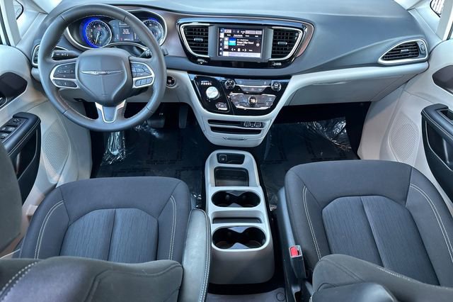 Certified 2023 Chrysler Voyager LX image 4