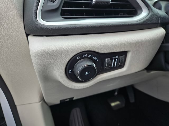 Used 2024 Chrysler Pacifica Touring-L FWD image 15