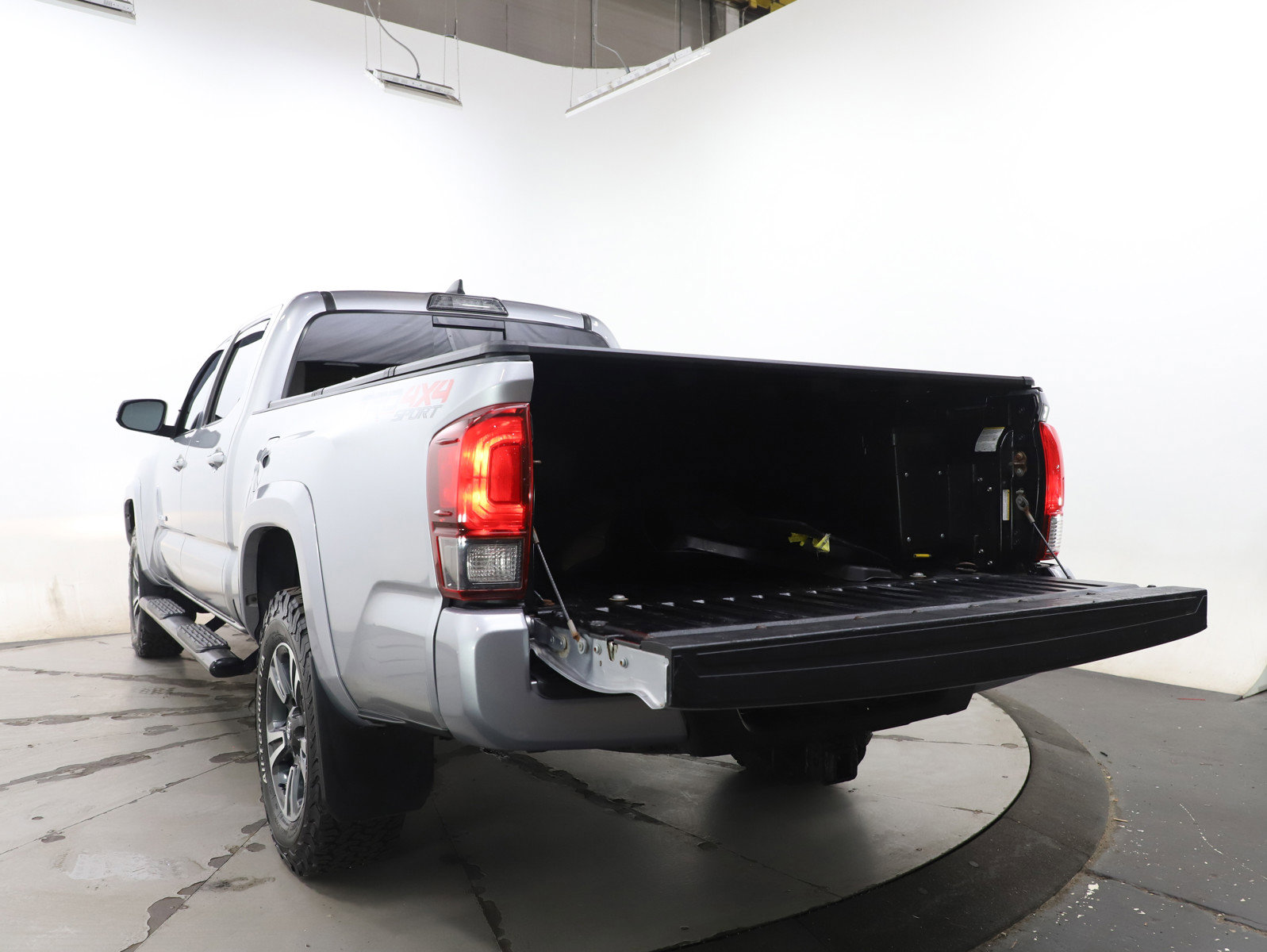 Used 2018 Toyota Tacoma TRD Sport AWD/4WD image 17