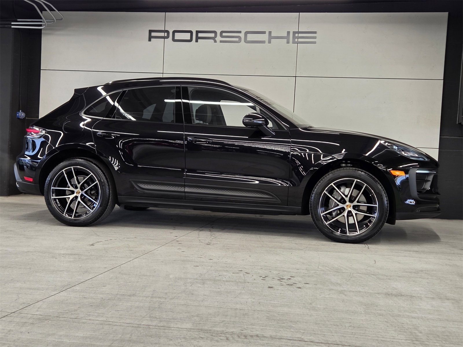 Certified 2025 Porsche Macan image 29