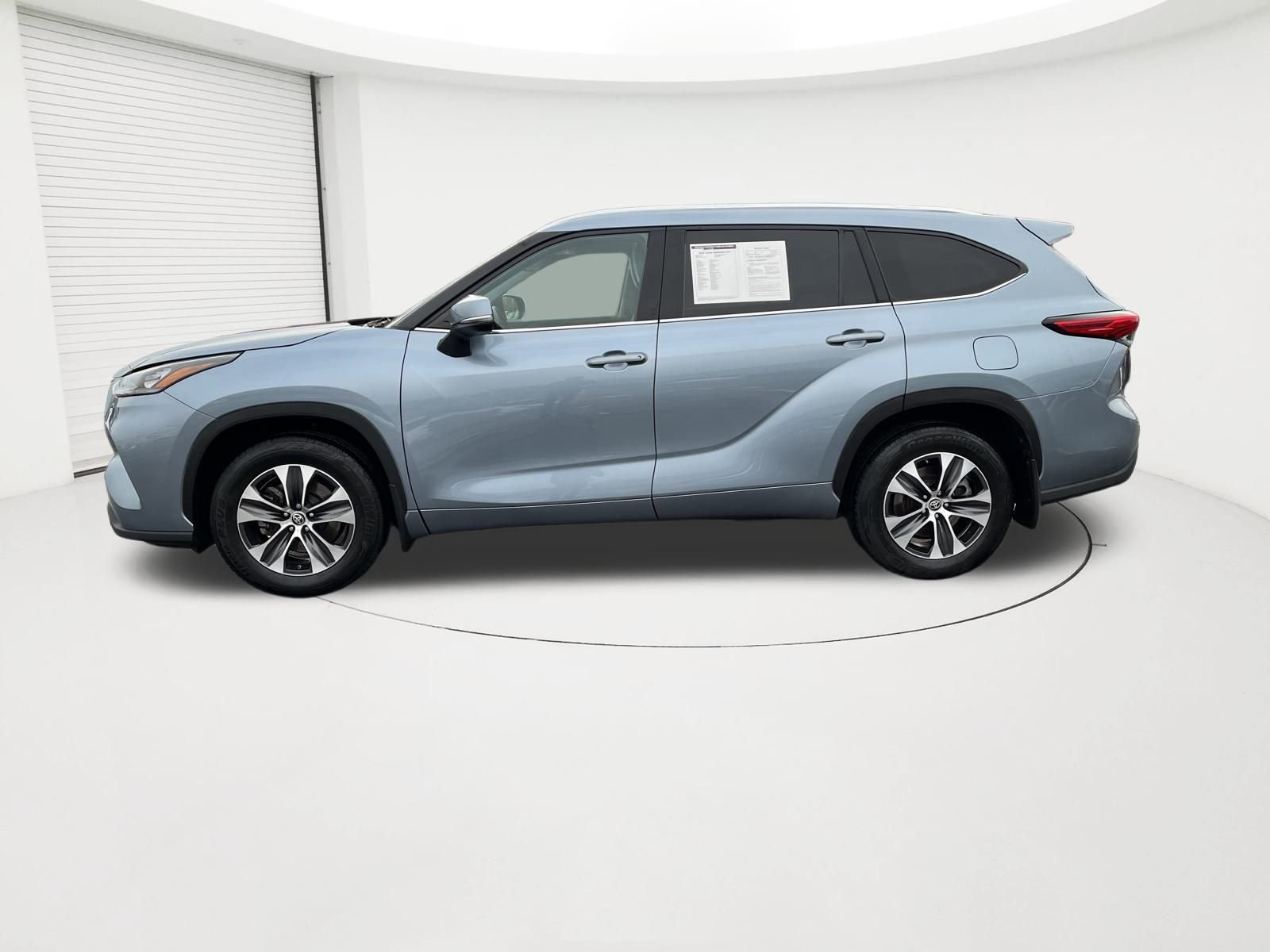 Used 2020 Toyota Highlander XLE AWD/4WD image 2
