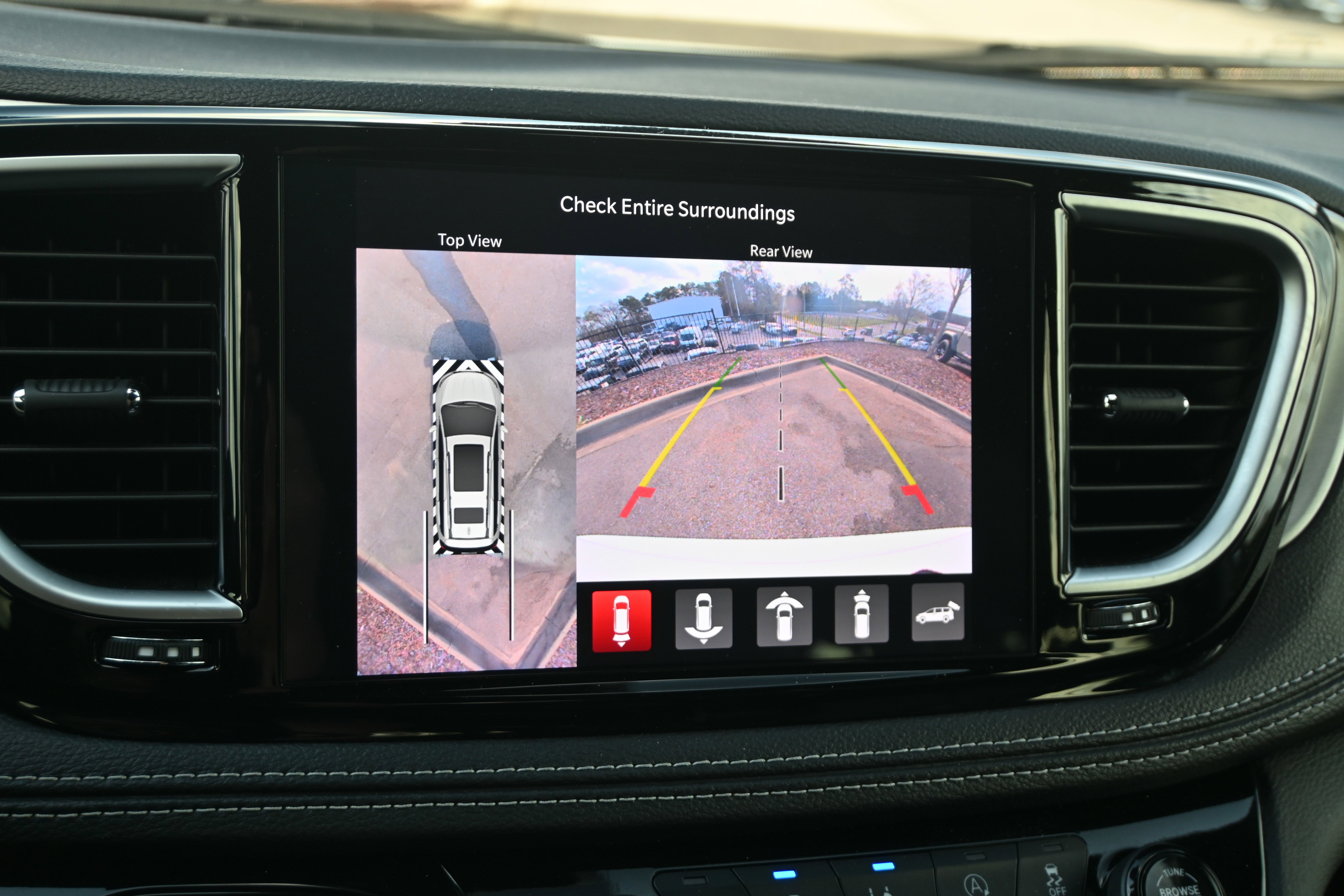 Used 2024 Chrysler Pacifica Limited w/ S Appearance Package FWD image 17