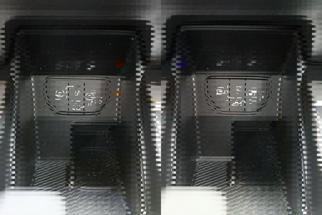 Used 2024 Kia Sorento S image 23