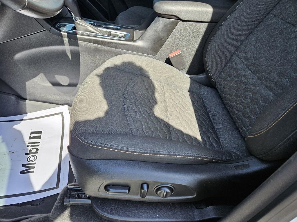 Used 2018 Chevrolet Equinox LT image 23