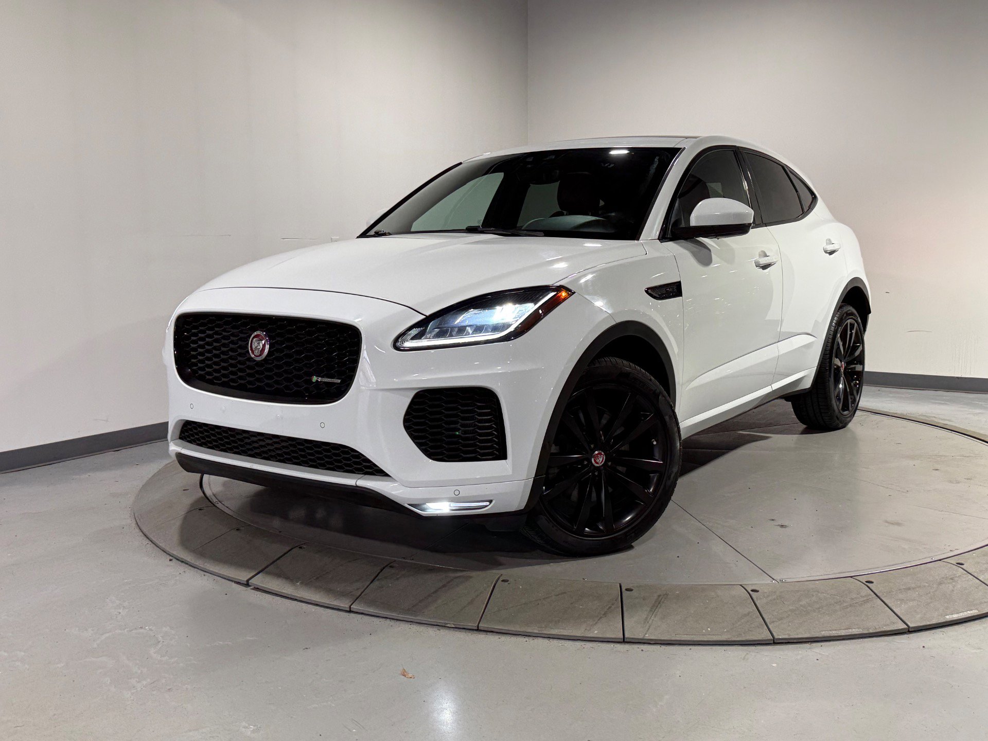 Used 2019 Jaguar E-PACE R-Dynamic SE image 2