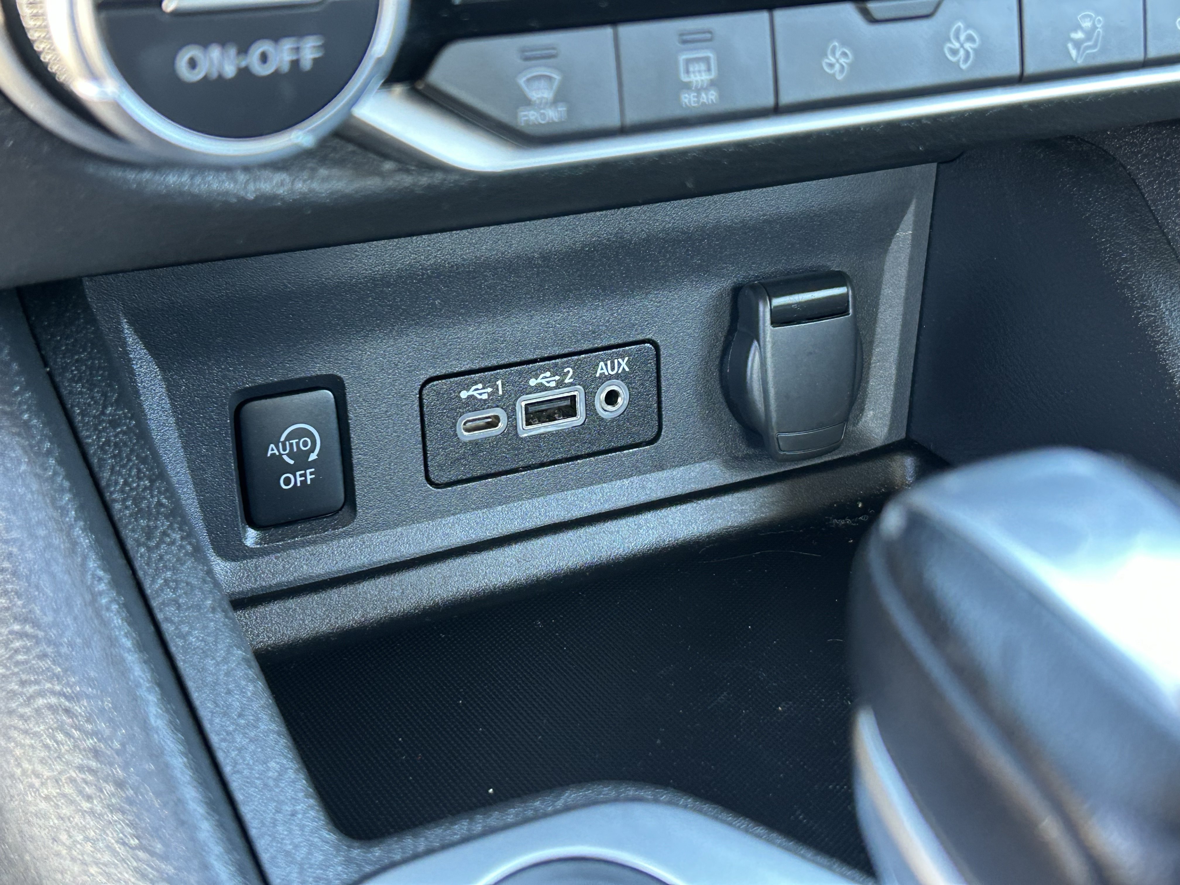 Used 2025 Nissan Sentra SR FWD image 22