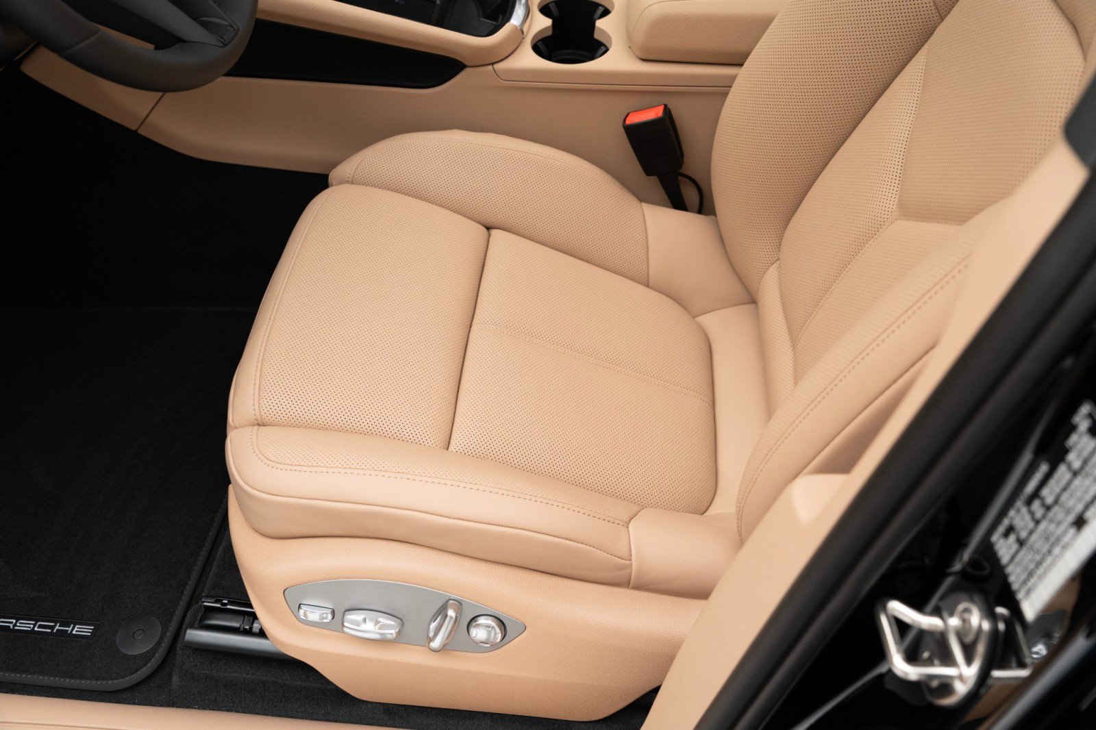 Certified 2025 Porsche Macan AWD/4WD image 15