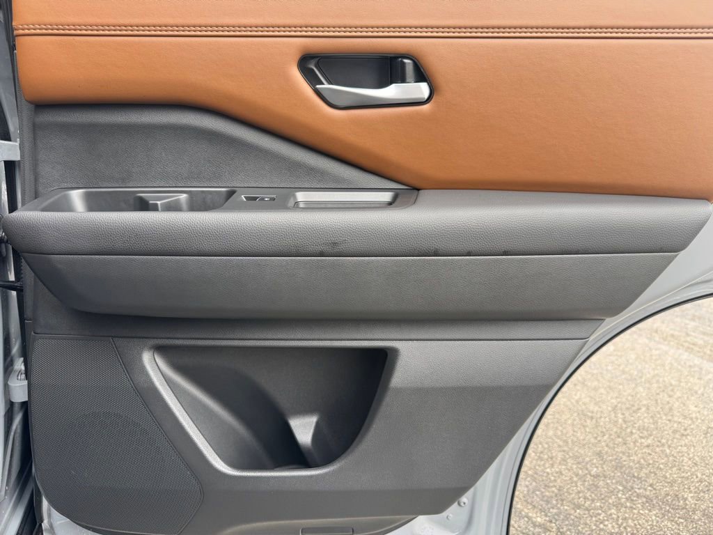 Used 2025 Nissan Pathfinder Platinum image 29