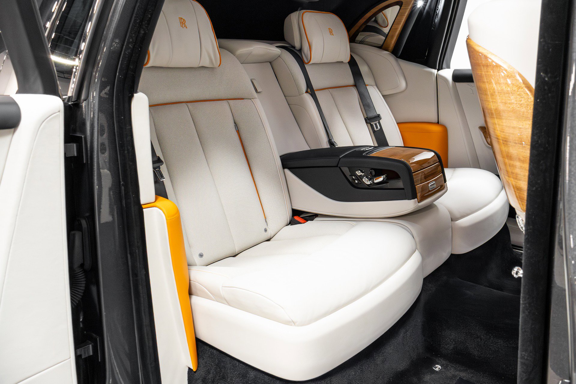 Used 2019 Rolls-Royce Phantom Sedan image 30