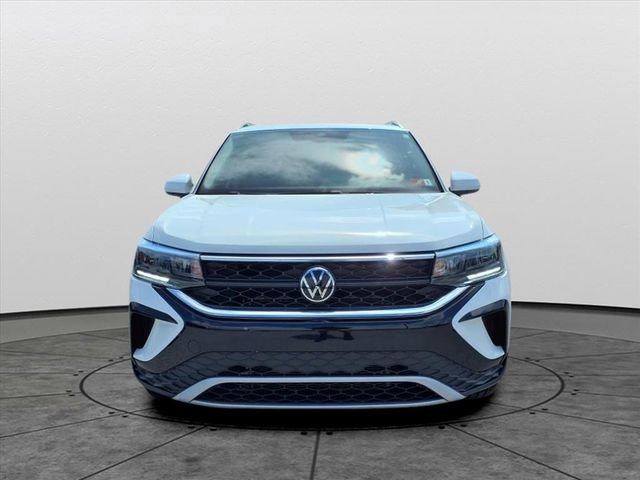 Used 2023 Volkswagen Taos SE w/ Black Wheel Package image 2