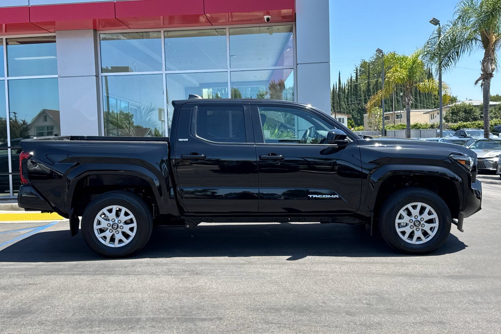 Certified 2024 Toyota Tacoma SR5 AWD/4WD image 4