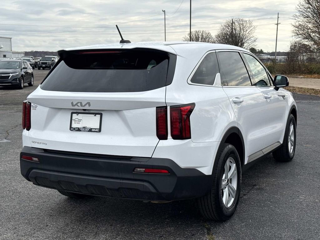 Used 2023 Kia Sorento LX image 7