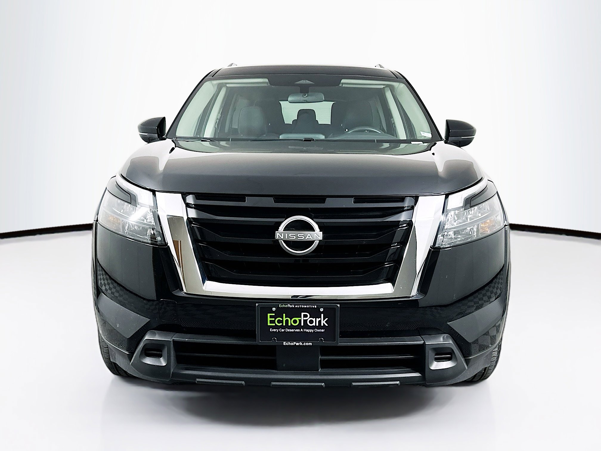 Used 2025 Nissan Pathfinder SV image 2