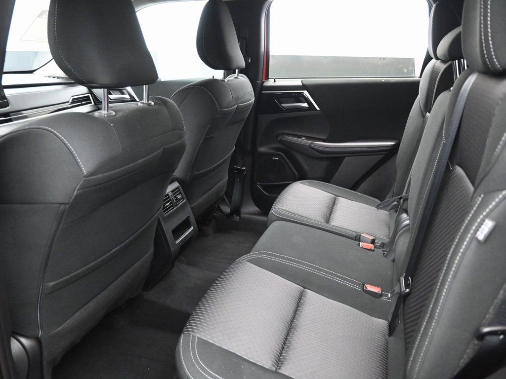 Used 2025 Mitsubishi Outlander ES image 26