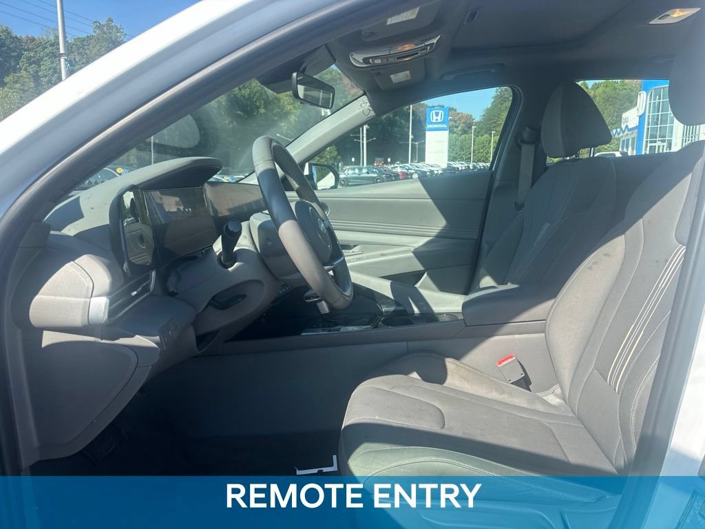 Used 2025 Hyundai Elantra SEL FWD image 4
