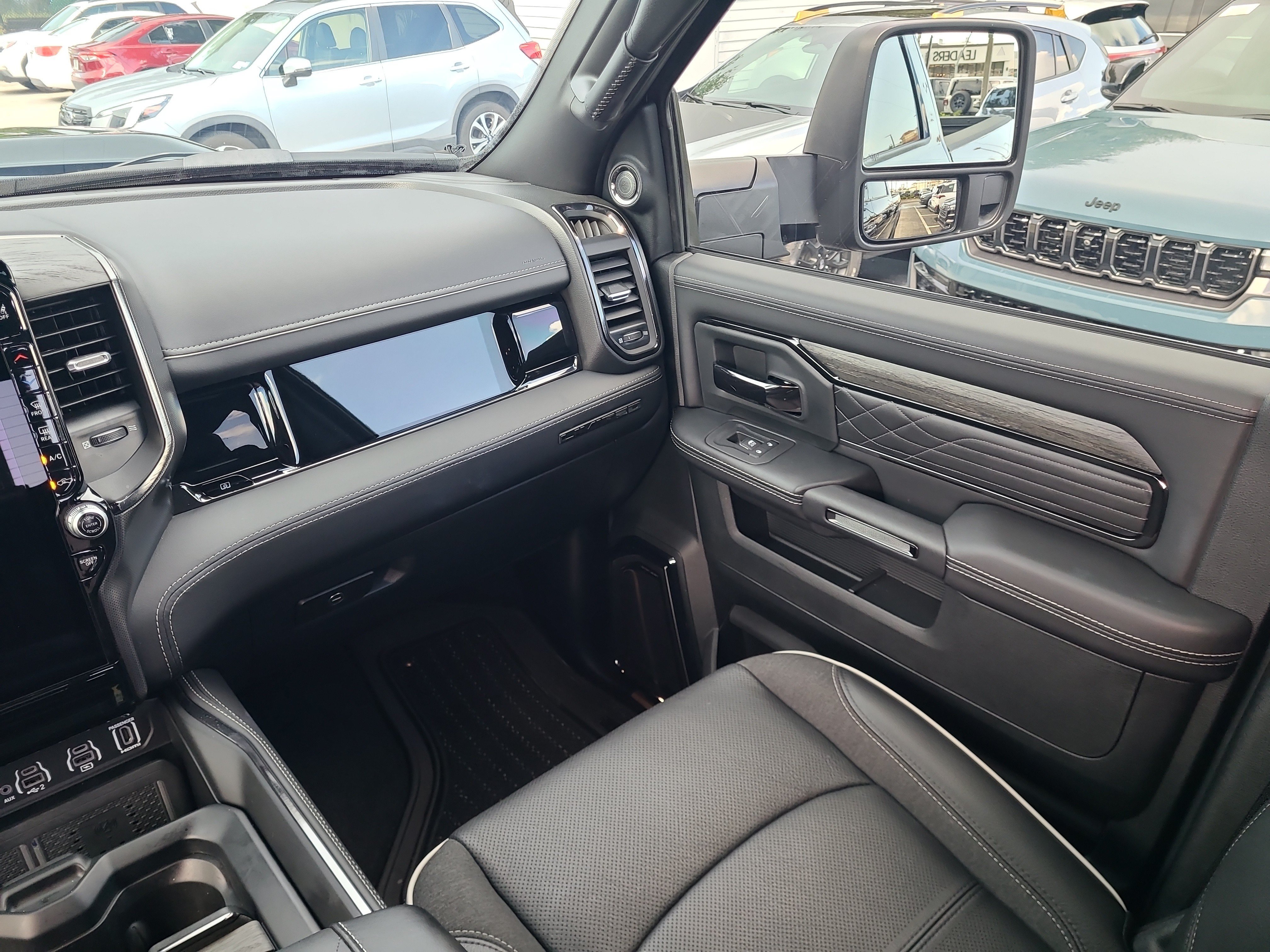 Used 2025 RAM 3500 Limited AWD/4WD image 17