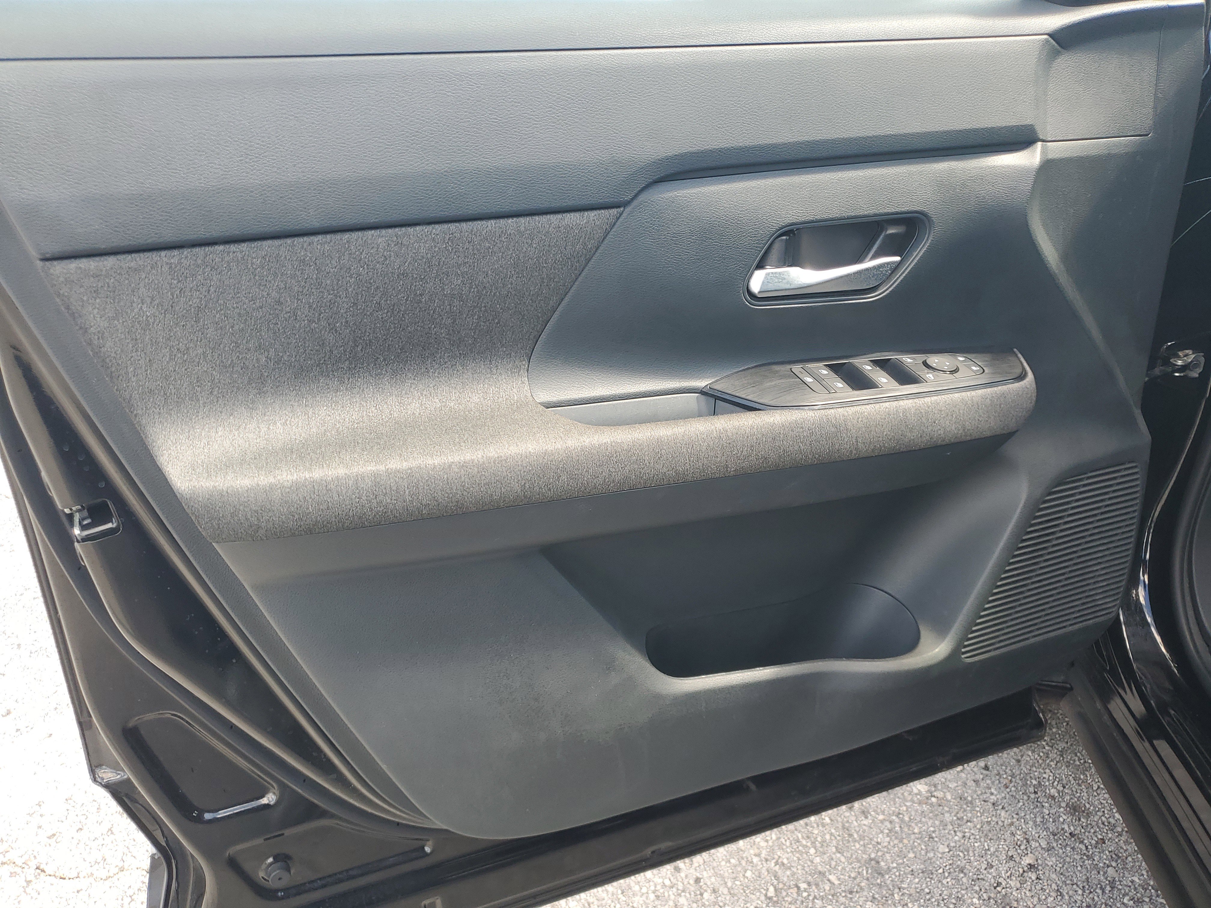 Used 2025 Nissan Kicks SV image 10