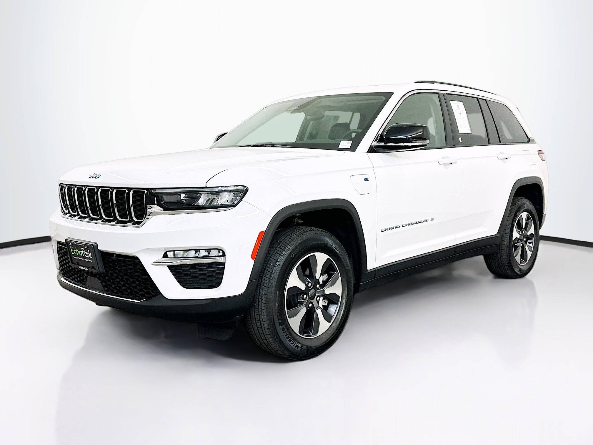 Used 2023 Jeep Grand Cherokee 4WD 4xe image 3