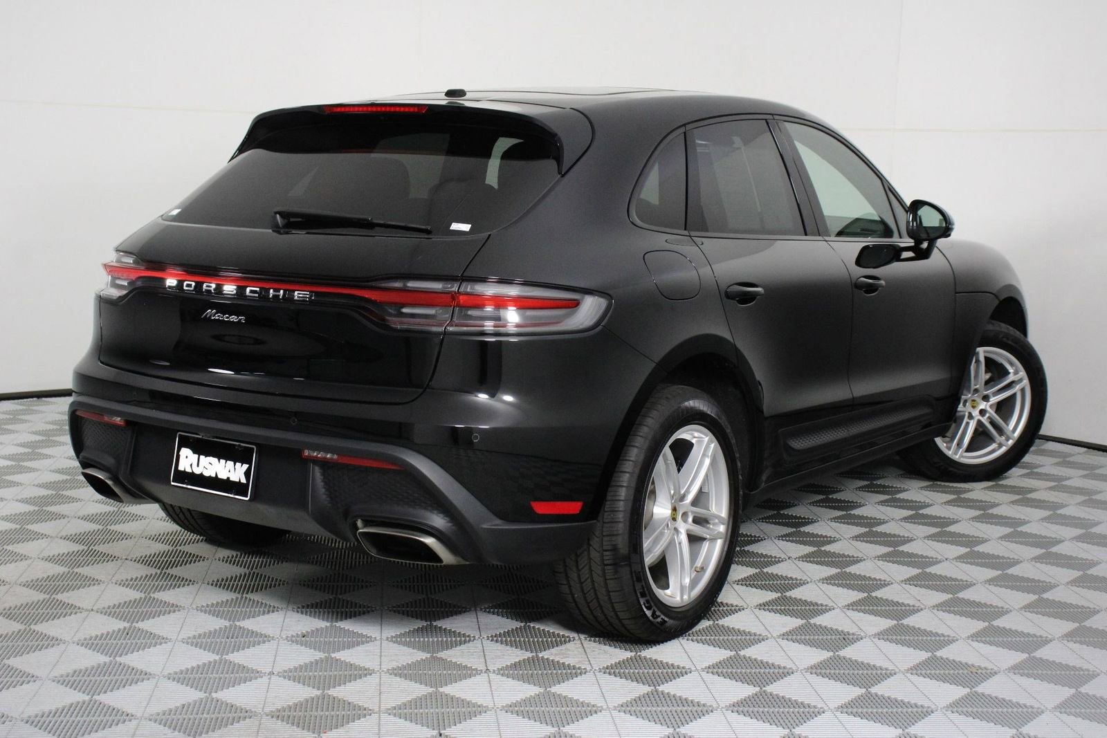 Certified 2025 Porsche Macan image 7