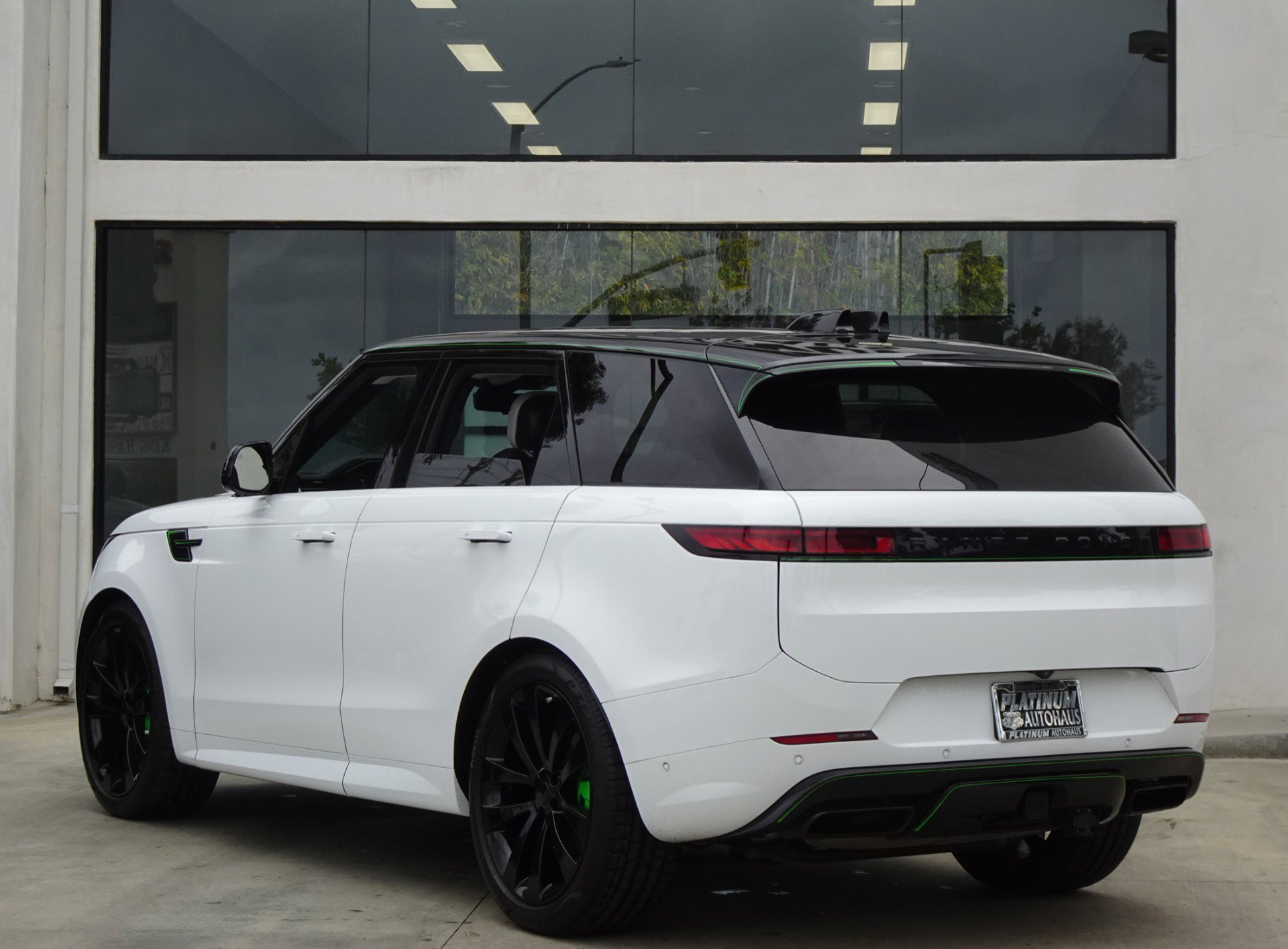 Used 2023 Land Rover Range Rover Sport SE Dynamic AWD/4WD image 4