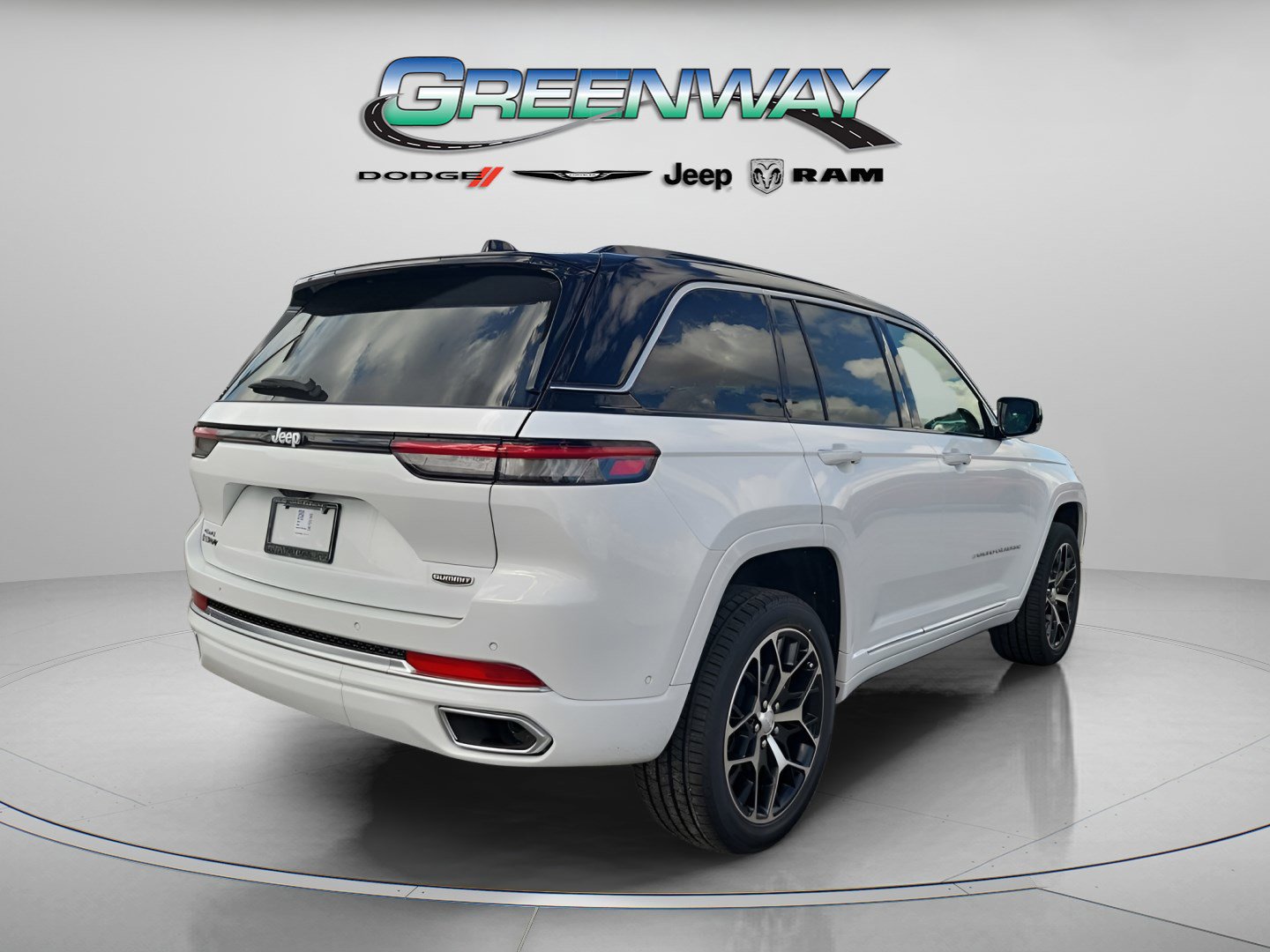 Used 2025 Jeep Grand Cherokee Summit image 3