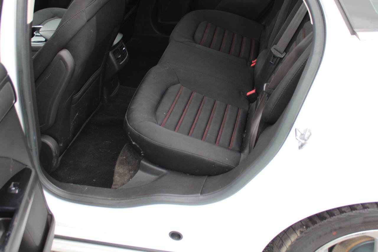 Used 2015 Ford Fusion SE w/ Equipment Group 201A FWD image 30