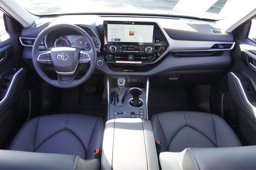 Used 2025 Toyota Highlander XLE image 12