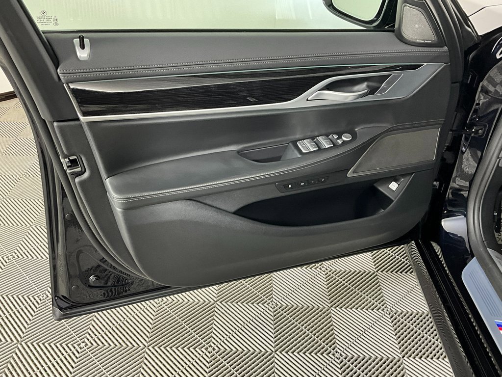 Used 2019 BMW 750i image 18