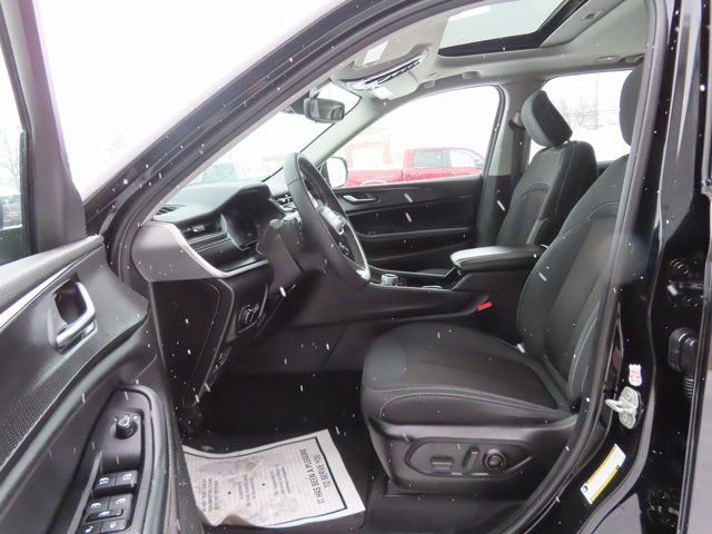 Used 2023 Jeep Grand Cherokee Laredo image 20