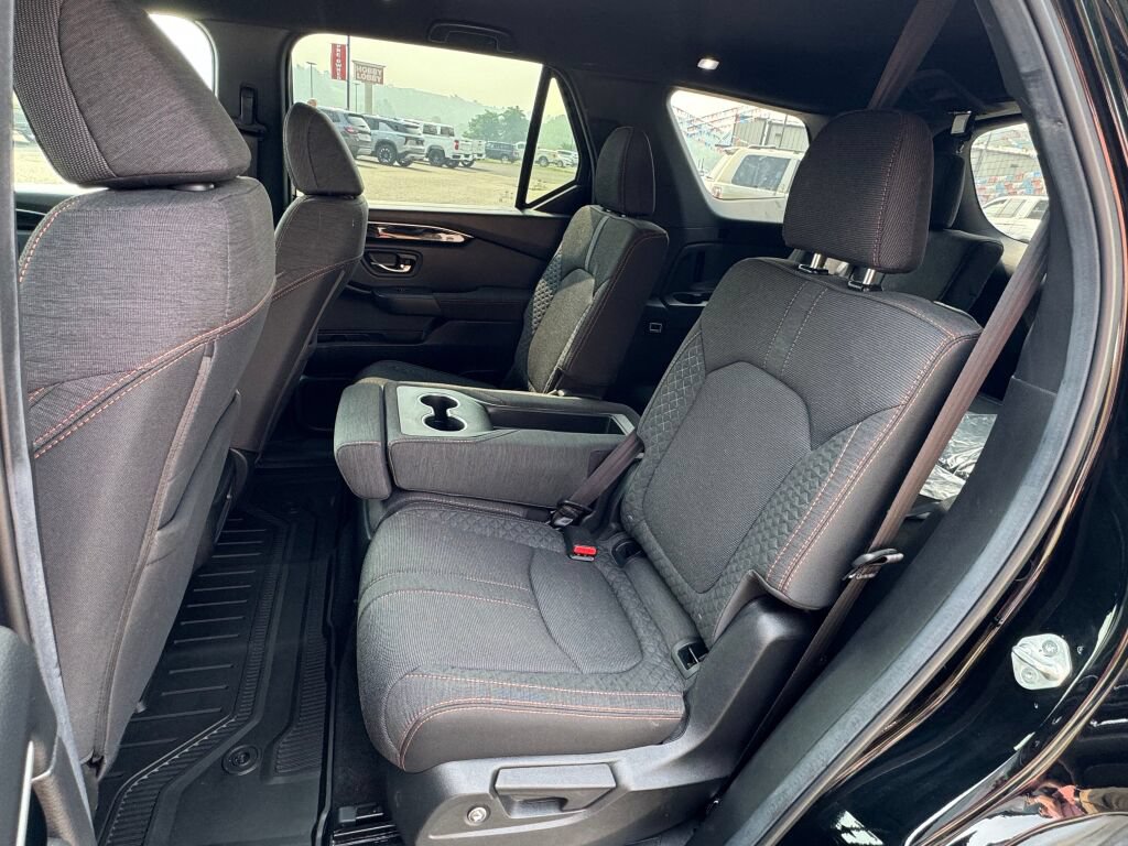 Used 2025 Honda Pilot Sport image 16