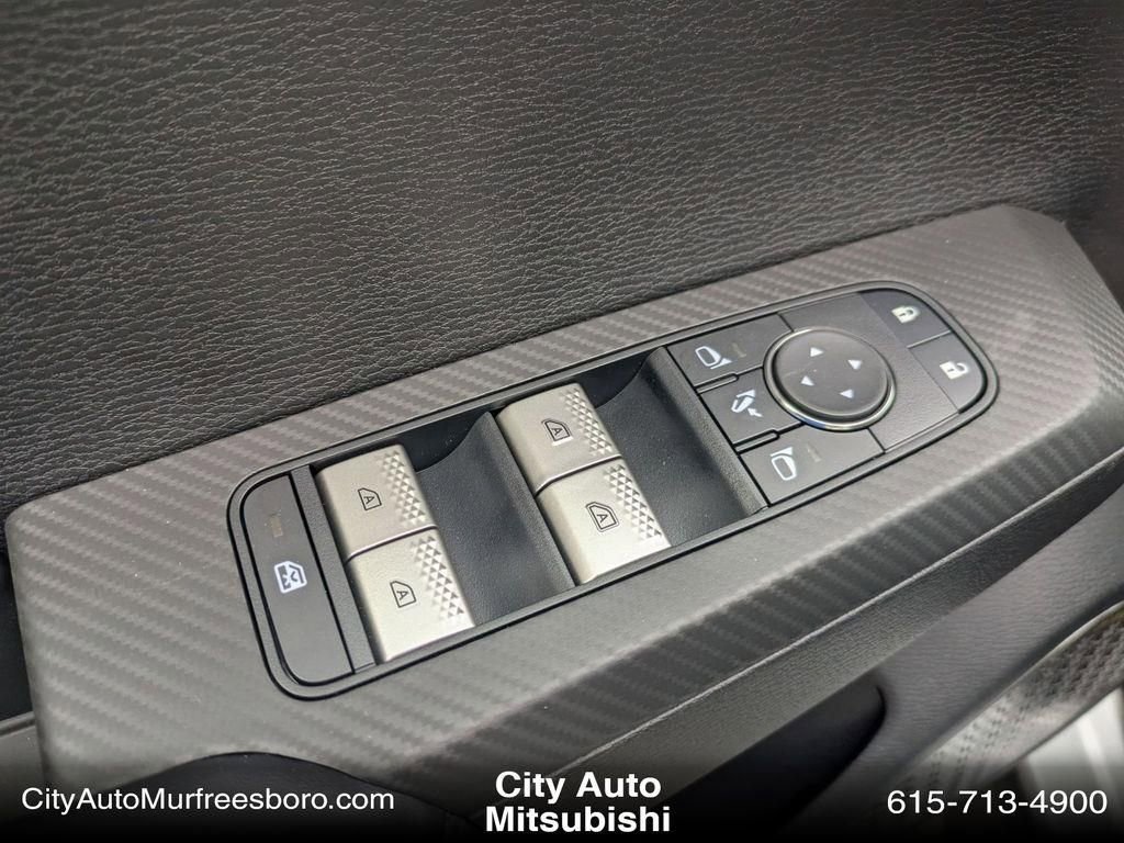 New 2025 Mitsubishi Outlander SE image 12