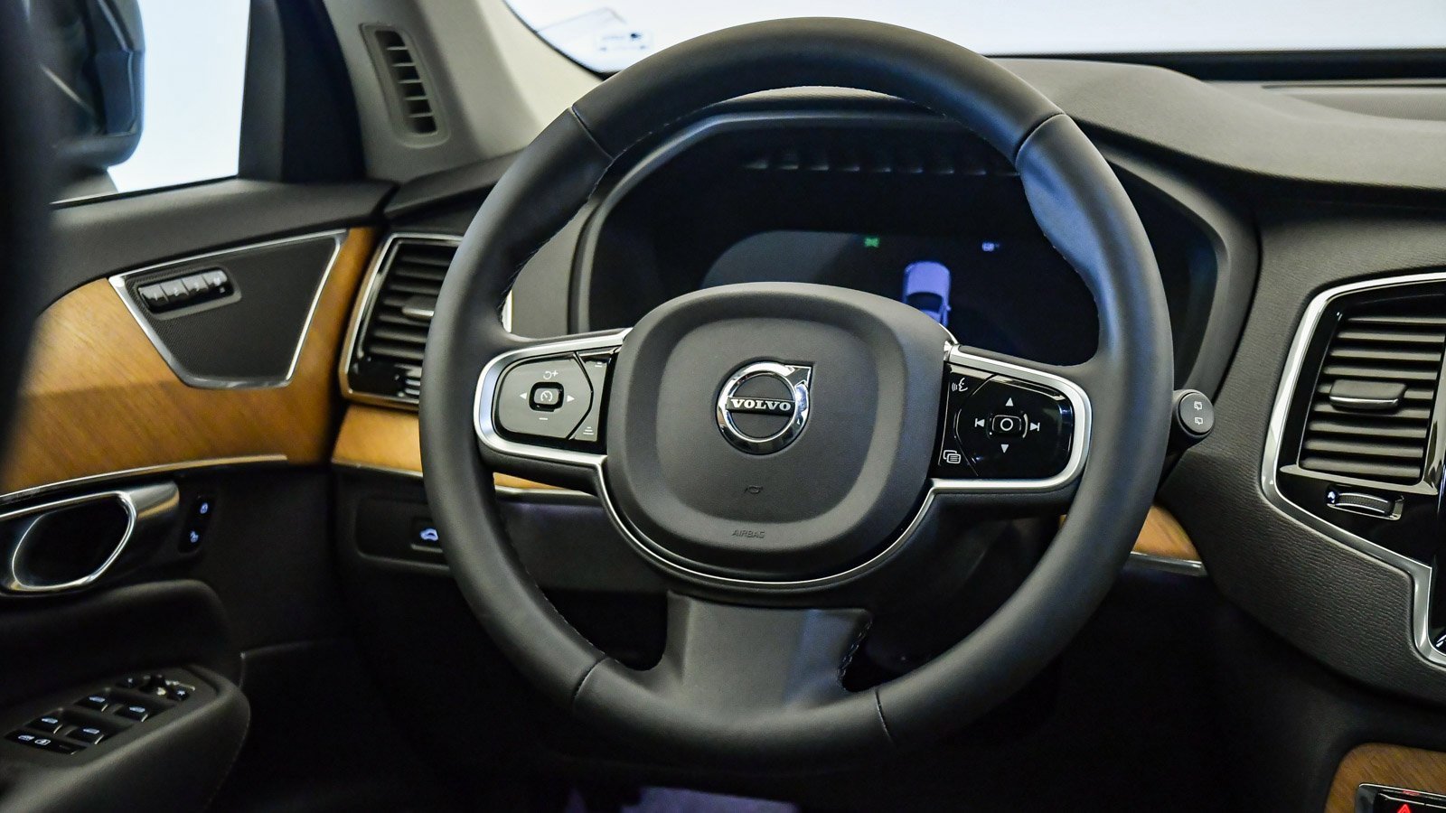 Certified 2025 Volvo XC90 B6 Plus image 13