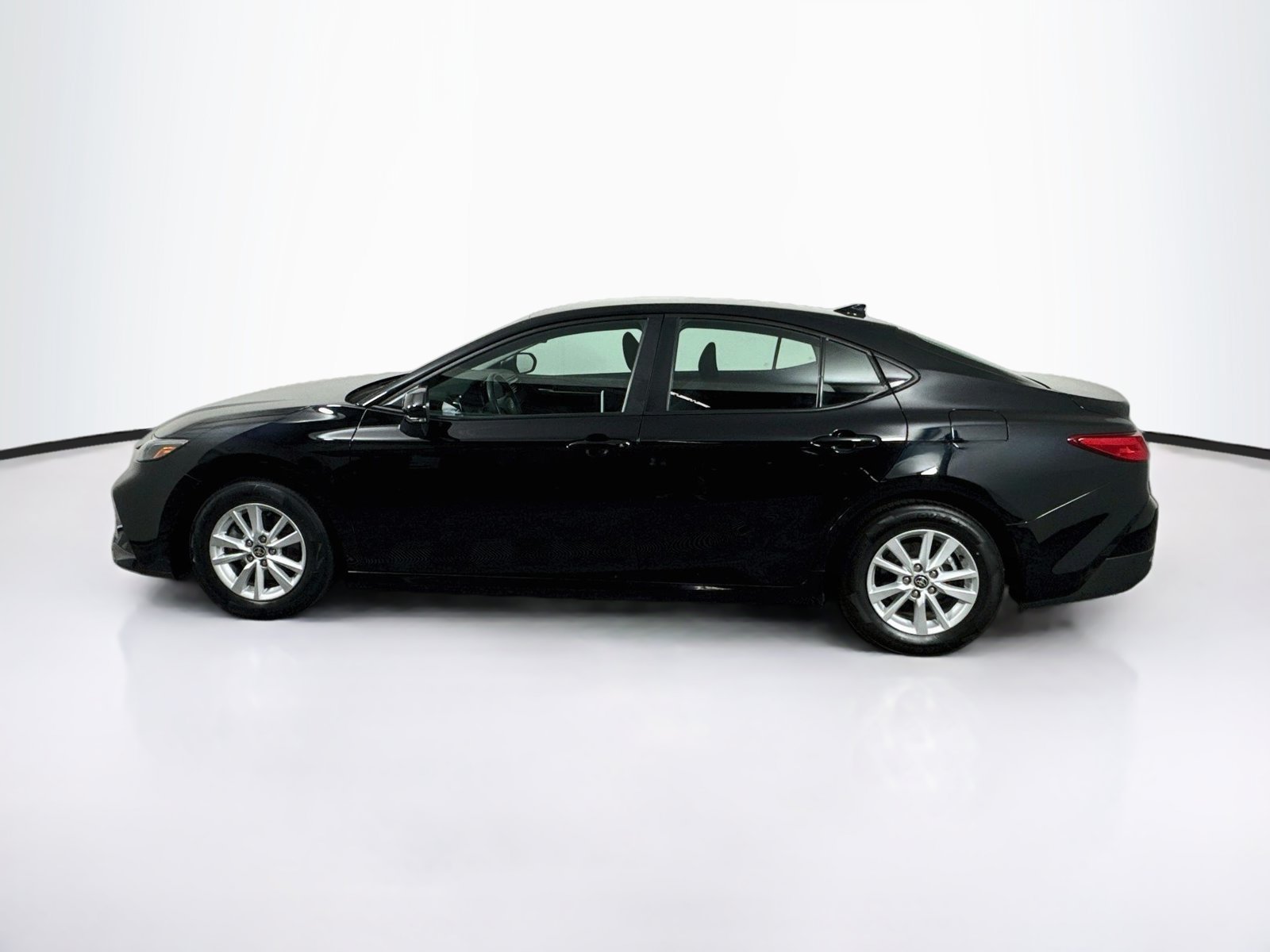 Used 2025 Toyota Camry LE FWD image 4