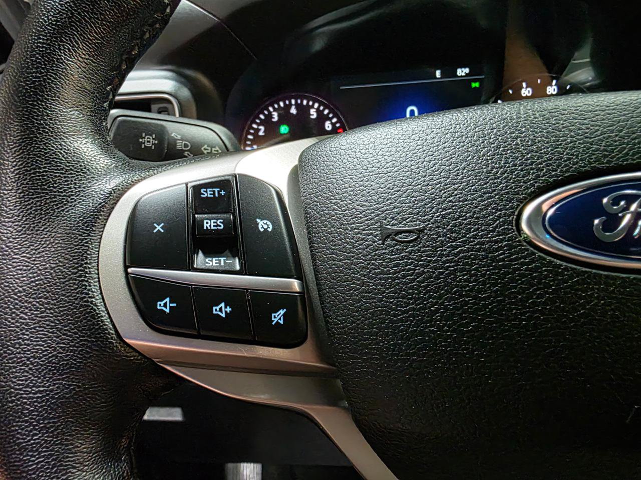 Used 2021 Ford Explorer XLT w/ Equipment Group 202A AWD/4WD image 32