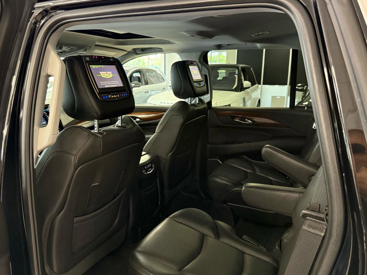 Used 2018 Cadillac Escalade Luxury AWD/4WD image 11