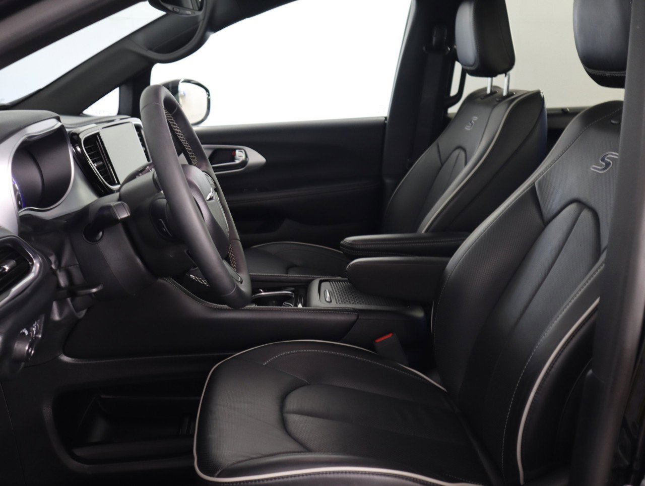 Used 2025 Chrysler Pacifica Limited image 19
